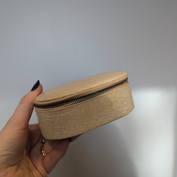 Elegant Cream Jewelry Case - Picture 8 of 9